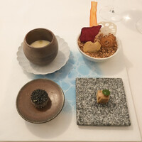 Restaurant KAITO - お楽しみ 　　フォアグラのテリーヌと蜂蜜とスパイスサンド 　　鮑にサワークリーム、エシャロットにキャビア乗せ 　　温かいじゃがいもポタージュに洋梨ピューレ 　　蓮根、ビーツ、さつまいも野菜チップス