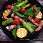 豚郎 - ベーコンと夏野菜の鉄板焼き