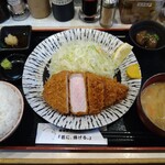 嬉嬉豚とんかつ 「君に、揚げる。」 - ロースとんかつ定食 2180円 ご飯大盛 無料