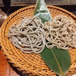 手挽きそば 一心 - 左ががんこ十割太打ち（福井県産 大野在来種）、右が田舎ニ八ざる（細打ち）