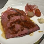 パレード - さくら牛のローストビーフ。先ずは定番ソースで❤️。お肉も柔らかく油も美味しい。