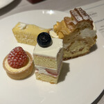 パレード - 各種デザートで満足。