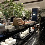 パレード - 入口の右側に、和洋中とデザートがずらっと。