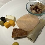 パレード - オリーブ各種チーズ、中華ナッツ、エビせんべい、北京ダック。