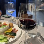 パレード - 白ワイン楽しんだ後、赤ワイン(プティ•レゾリュー赤。軽くまろやか。南フランス産)を何杯も楽しみました。