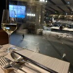 パレード - お酒も飲み放題を選択しました。最初は白ワイン(プティ•レゾリュー白。フレッシュキレが良い。南フランス産。)。