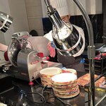 パレード - ローストビーフ一枚一枚その場でカット。お皿も専用。