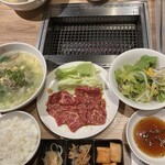 明月館 - 左 テールスープ  大きなテールが2個入ってますテールは息子に託しました   お肉5~6枚そこそこ分厚い  キャベツがめっちゃ甘くて美味しかったです