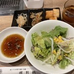 明月館 京橋店 - サラダ    タレ   大根キムチ   きんぴら  切り干し大根