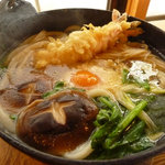 いろりや - ＜鍋焼きうどん＞冬季限定の鍋焼きうどん。鶏肉からでた出汁と有精卵の旨みが最高です！