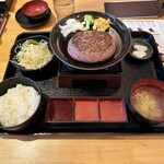 とろけるハンバーグ 福よし 古淵店 - セットの写真　ご飯とスープはおかわり自由