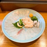 小魚料理 とみ助 - カワハギの薄造り(肝・皮付き)です♪身はもちろん、冬の『肝パン』は最高のご馳走です！！(o^^o)