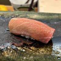 鮨 さいとう はなれ NANZUKA - さいとうはマグロにシャリの照準を合わせている