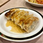 玉蘭 - 餃子はタレが最初からかかっていました