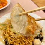 玉蘭 - ぎゅっと絞った硬めの餡ですので肉汁は無し！ですがその分食べ応えはアリ