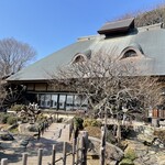 蕎舎 - 店舗の外観　左手が水車小屋