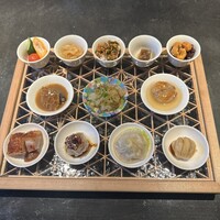 仁修樓 - 前菜十二種　プチトマト、胡瓜、白菜の甘酢漬け　海月　蒸し鶏　スッポンの煮凝り　ピーカンナッツとカシオナッツ　牛のハチノスと肩ロースの煮込み　次へ