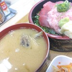 魚魚鮮 - サービスの鰤アラ汁はもはやブリあらの味噌煮