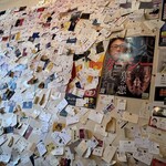 大名焼鳥かまろ - 壁いっぱいに名刺