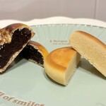 うさぎや 中央通り店 - あんぱん(左)、桃山(右)