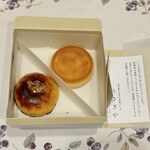 うさぎや 中央通り店 - あんぱん(左)、桃山(右)