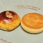 うさぎや 中央通り店 - あんぱん(左)、桃山(右)