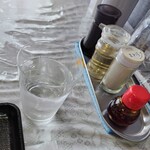 味楽 - お冷や、調味料