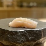 京橋 鮨 好日 - ホタテ昆布締め＋昆布茶