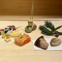 京橋 鮨 好日 - 【前菜】 ・松笠烏賊黄金焼 ・竹萵苣薹 ・梅花蕪なます ・サーモンとトマトの博多寄せ ・竹串刺（子持ち昆布、八幡牛蒡、蓬白玉） ・寒ブリ柚香焼 ・福白子味噌漬焼 ・百合根黒豆茶巾