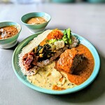 スパイスカレー モクロミ - ポークプレート、小皿左  ラムローガンジョシュ、右   牡蠣と酒粕のカレー