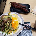蘭州拉麺店 火焔山 - 烤羊肉串到着。