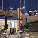 アラパイマ - アストラムライン県庁前駅から徒歩1分の「Arapaima基町クレド・パセーラ店」さん
白壁に青い防水布の巻き取り式庇、緑色のパラソル、リゾートのテイクアウトのデザート&ドリンクSHOPという佇まい