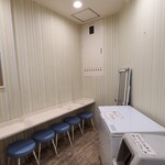 アラパイマ - 店内は白い天井、白い壁、木板張り床、コンパクトなイートインスペース、気候が良い時期はテラス席がオススメです
お席は店内カウンター6席、テラスにテーブル3席×4卓の合計18席