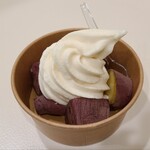 アラパイマ - 蜜芋ソフト(税込480円)
蜜芋は冷たいので甘みの感じ方は穏やか
温かい方が美味しいと思うけど、ミルク・アイスクリームとの組み合わせだから冷たいのかも