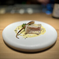 カーヴ ユノキ - 魚津産アカエイ 根つきほうれん草と人参 黒トリュフのバターソース