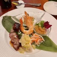 萬珍樓 本店 - 前菜の盛り合わせだけでテンション爆上がり！
                    蒸し鶏のネギソース、焼豚、美味しかった〜