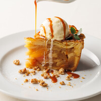 アップルパイ キャラメルソース バニラアイスクリーム添え