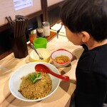 拉麺大公 - 麺もチャーハンもガツガツ食べる我が子