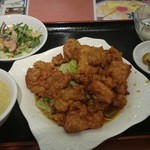 熊猫飯店 - トレーに乗ってザーサイ・スープに杏仁・ライス・サラダ