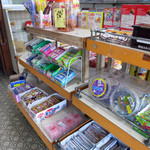 愛松屋 - 店内は駄菓子がたくさん