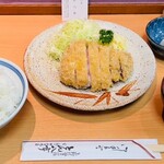 とん八亭 - ロースかつ定食2,400円(ご飯ときゃべつおかわり1回無料)