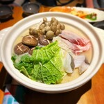 いざかや しん - 豆乳鍋の中身は、鱈、白子、豚肉、白菜、椎茸、本しめじなど具沢山でした♪(o^^o)