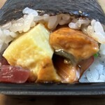 すし弁慶 - 具　まぐろ・サーモン・うなぎ・えびっこ・玉子焼き・かにスティック・きゅうり・大葉・ごま