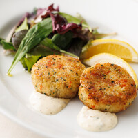 ズワイガニ爪肉のクラブケーキ（2ピース）タルタルソース