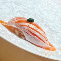 銀座 鮨 魯久 - 北海道の鮭。トッピングは鴨頭ネギのタタキ。小葱と異なる上品な香りです