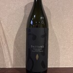 小鈴 - だいやめ～DAIYAME～ 【本格芋焼酎】

「香熟芋」で仕込んだ本格芋焼酎。ライチのような華やかな香りが驚くほど広がります。
甘くまろやかな味わいとキレの良い後味が特長で、華やかな香りを楽しみつつ食中酒として美味しく飲み続けられるプラス強炭酸水で割っていただきますと、より一層華やかな香りをお楽しみ頂けます。