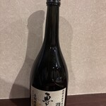 小鈴 - 魯山人  長期樫樽貯蔵 【薩摩本格芋焼酎】

オーク樽由来のバニラ様の甘い香りと芋の香りが絶妙に調和した、甘くまろやかな味わいが特徴。
また長期貯蔵由来の重厚で深みのある味わいがお楽しみいただけます。
芋の甘い香りと豊かなコク、オーク樽ならではのスモーキーな香り。この味わいを一番楽しんで頂ける飲み方は「ハイボール」！