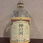 小鈴 - 長期熟成貯蔵麦焼酎 神の河【麦焼酎】薩摩酒造

ホワイトオーク樽に3年以上貯蔵した 琥珀色の長期貯蔵麦焼酎 「神の河」

スモーキーなフレーバーとバニラのような甘い香りのある神の河は、炭酸水で割るハイボールにも最適。

〇焼酎５：ソーダ５／◎焼酎４：ソーダ６
★ストレートの紅茶と合わせれば、女子感たっぷりの紅茶カクテルに。
