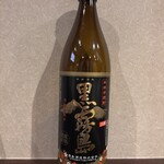 小鈴 - 霧島酒造 黒霧島 【本格芋焼酎】

トロッとしたあまみと、キリッとした後切れ
大正5年、霧島酒造創業者・江夏吉助によって初蔵出しされた焼酎は黒麹仕込み。創業当時の黒麹仕込みのルーツを受け継いだ本格芋焼酎「黒霧島」は、トロッとしたあまみと、キリッとした切れ味が特徴。
ジャンルを問わず、おいしい料理をさらに輝かせる引き立て役です。