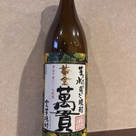 小鈴 - 薩摩酒造 黄金萬貫 【芋麹焼酎 】

鹿児島産芋100％焼酎。焼酎本来の上品な旨みが特徴。

やわらかな香りとスッキリとした口当たりの中に、ふくよかな甘みが広がる仕上がりです。お湯割りで旨い芋焼酎はロックや水割りもおいしく愉しめます。ご堪能ください。